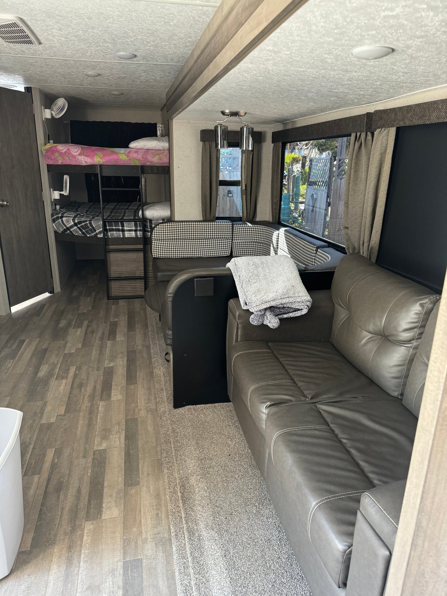 Black pearl RV - Main Image